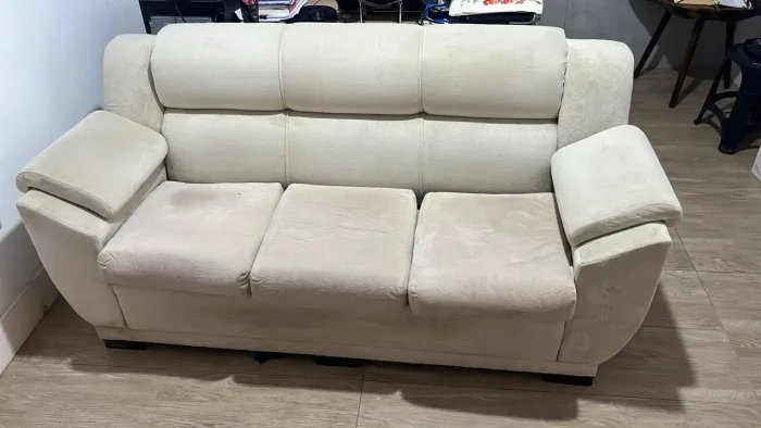 Sofá 3 lugares fixo - muito conservado e estrutura firme