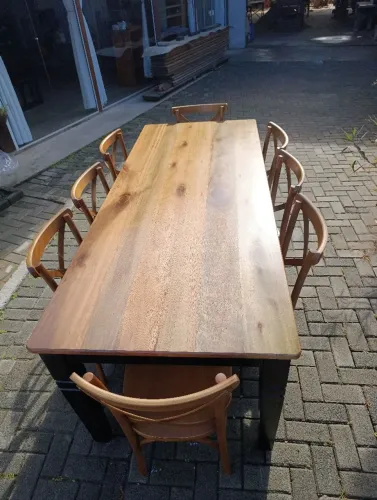 Jogo de mesa maciça com cadeiras a pronta entrega