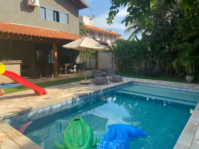 Casa sobrado de 275m² com 04 quartos para locação e venda em condomínio - Residencial Flór