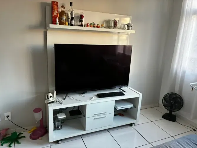 Rack + painel laqueado da toque a campainha. Ótimo estado 