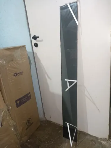 Prateleira de vidro com suporte
