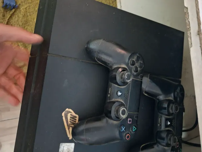PlayStation 4 fat 500gb c/2 controles q não estão funcionando, precisa trocar as baterias