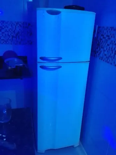 Vender se uma geladeira boa 320 litros 500 reais pra pega aqui em casa 
