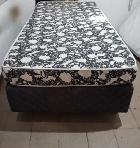 Cama box de solteiro: base + colchão em boas condições
