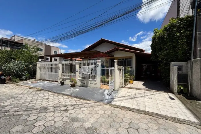 Casa térrea para locação anual com piscina, edícula e vaga para 2 carros Ingleses