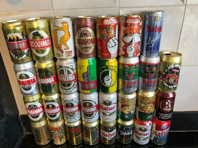 Coleção com 33 latinhas de cerveja antigas Brahma e Kaiser