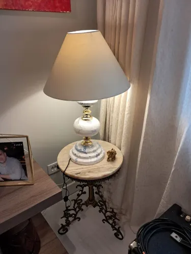 Mesa de mármore e bronze e abajur