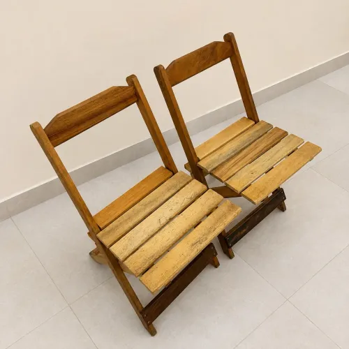  2 cadeiras dobráveis de madeira