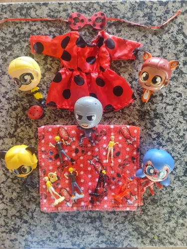 SUPER KIT LADYBUG COMPLETO - Fantasia, Bonecos, Peruca, Travesseiro e Roupão Cobertor 