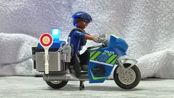 PLAYMOBIL POLICIA - MOTO E AGENTE - COLECIONE. COM LUZES.