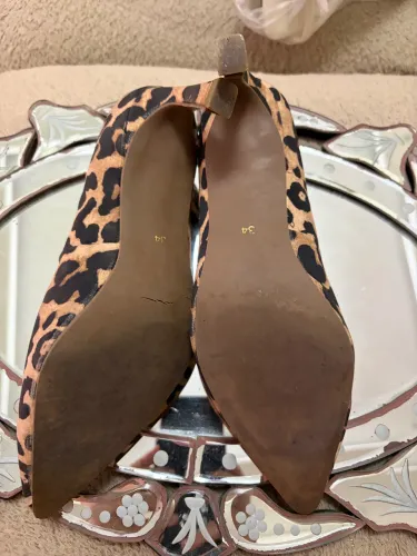     Scarpin bico fino animal print