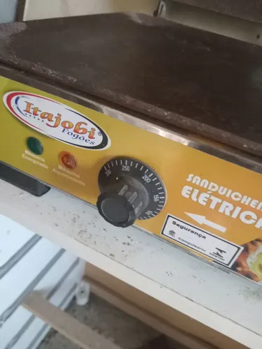 Vendo uma sanduicheira elétrica 220vts *