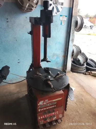 Máquina de descolar e desmontar pneus