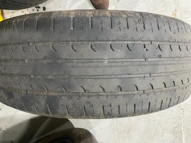 Pneu 215/60 17 usado Goodyear