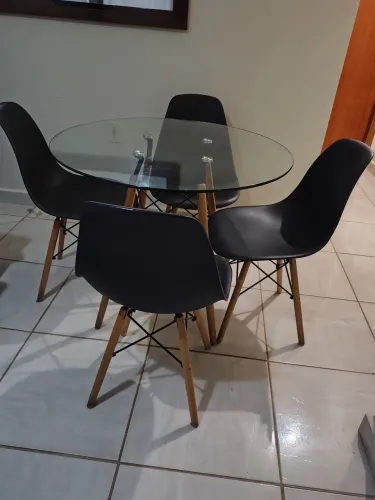 Mesa com 4 cadeiras * ABAIXO DO PREÇO PARA DESOCUPAR ESPAÇO 