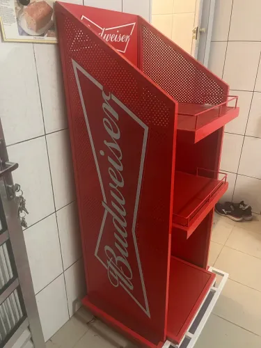 expositor promocional de metal da marca Budweiser