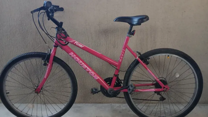 Vende-se bicicleta modelo Houston Foxer Maori.<br>Aro 26 com 21 marchas.<br>Usada poucas vezes