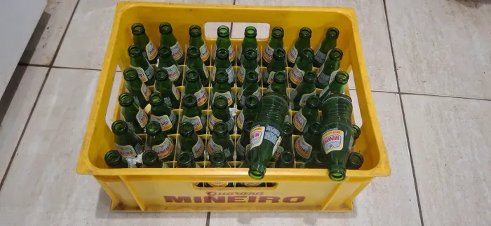 Vendo caixas de cerveja e refrigerantes com garrafas