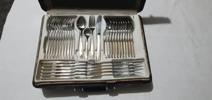 Kit Faqueiro Talheres com Maleta 67 Peças em Inox com Detalhes Folheado a Ouro.