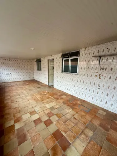 Casa de 2 quarto, proximo ao metrô de colégio !
