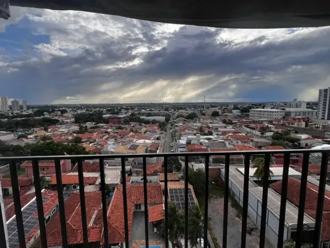 Apto amplo com 2 quartos sendo 1 suíte. Sacada e ótima localização