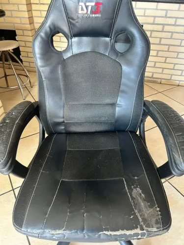 Cadeira Gamer DTX3 com marcas de uso