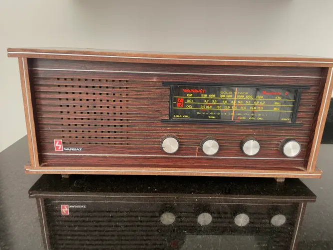 Rádio antigo colecionador 1970