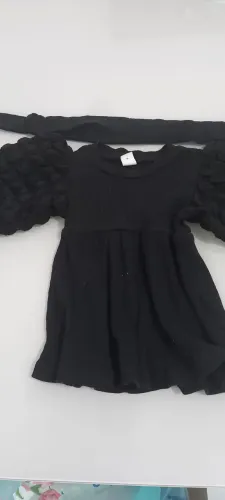 Vendo um vestido preto de frio, um vestido verão e uma blusa meia estaçã,  pra bebê  6 ms