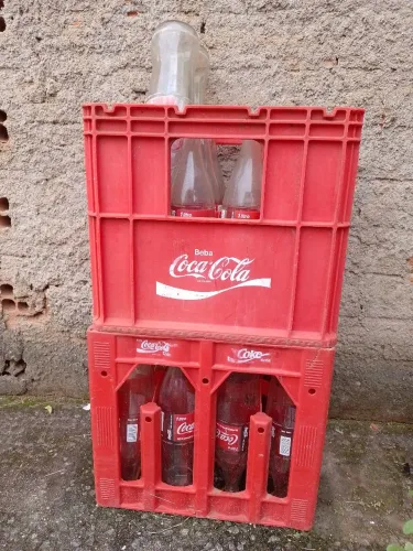 2 ENGRADADOS COCA-COLA RETORNÁVEL COM CASCO DE VIDRO