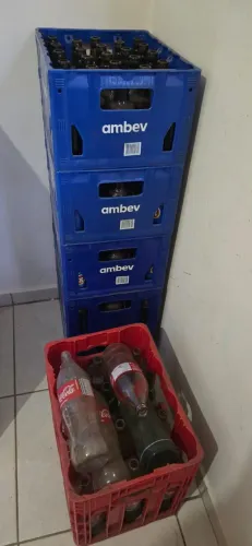 Engradado de cerveja romarin e garrafas Refri