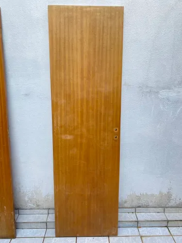 Vende-se porta de madeira 2,10x0,6