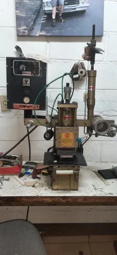 Máquina de gravar pneumática