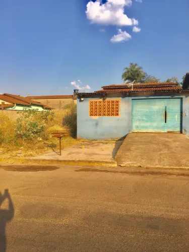 Casa 2 quartos em meio lote