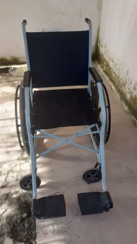 Vendo cadeira de rodas semi nova pra vender logo