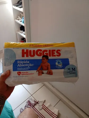 120 fraldas Huggies tamanho M ( 2 pacotes de 92 + 1 pacote de 36 Und)