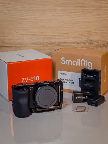 Sony ZVE-10 + Cage SmallRig + SD Card