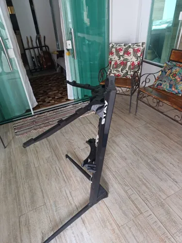 Suporte Stay torre para 3 teclados 