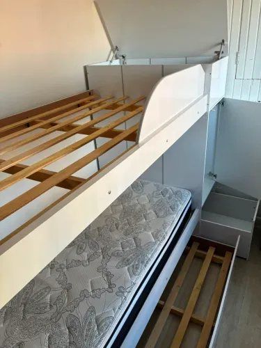 Cama treliche com baú branca