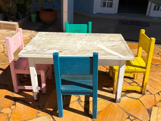 Mesa infantil de madeira maciça