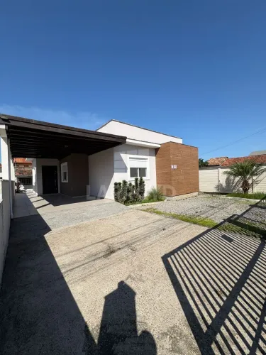Casa à venda com casa de fundos independente
