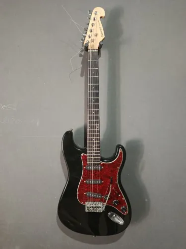 Guitarra Giannini com amplificador