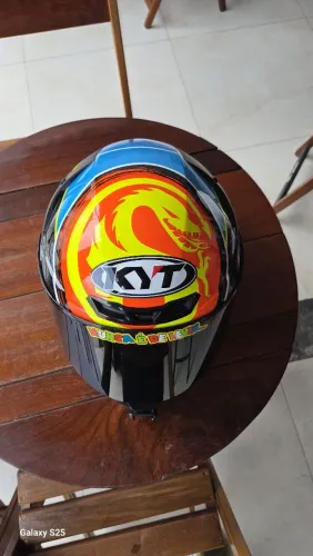 Capacete kyt tamanho 58 muito novo sem detalhes ja vai com o fone de ouvido 