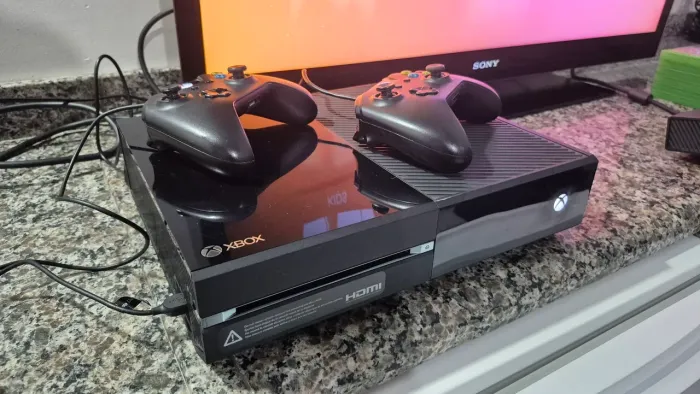 Xbox One com Kinect 500GB, 2 Controles Originais e 6 Jogos (5 Just Dance e 1 Watch Dogs)