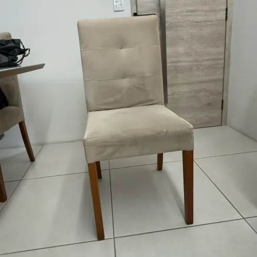 Vendo 6 cadeiras para mesa de jantar.