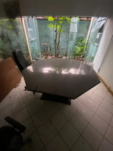 MESA OCTAGONAL EM MÁRMORE 