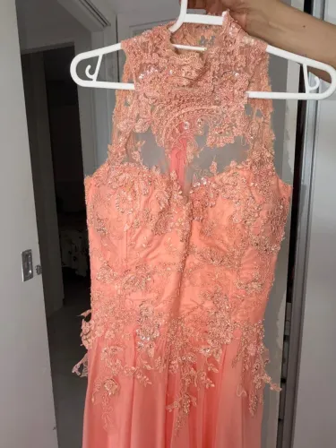 Vestido bordado com pérolas, miçangas e pautê 