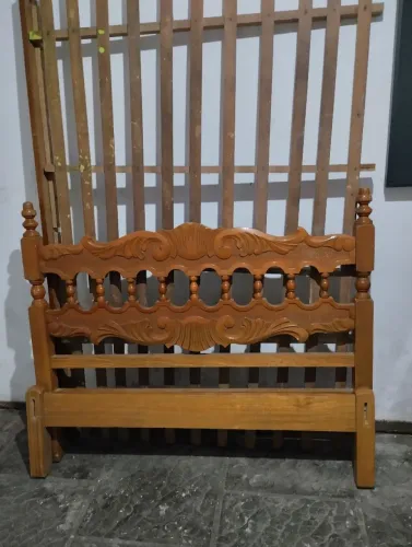Cama madeira entalhada