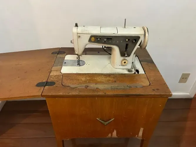 Máquina de Costura reta Singer 
