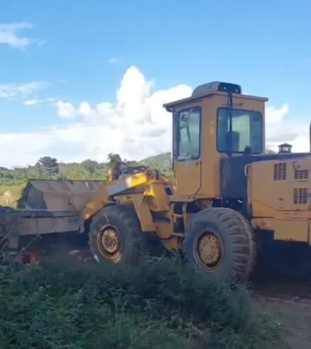 Troco por trator esteira ou carregadeira maior 