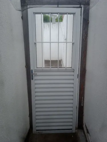Porta de alumínio com vidro e Grade